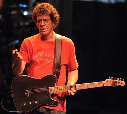 Der US-Sänger Lou Reed tritt am 3. Juli 2008 auf der Bühne der „Philharmonie im Gasteig“ in München im Rahmen eines Konzerts seiner Europatournee anlässlich des 35. Geburtstags seines Albums „Berlin“ auf
