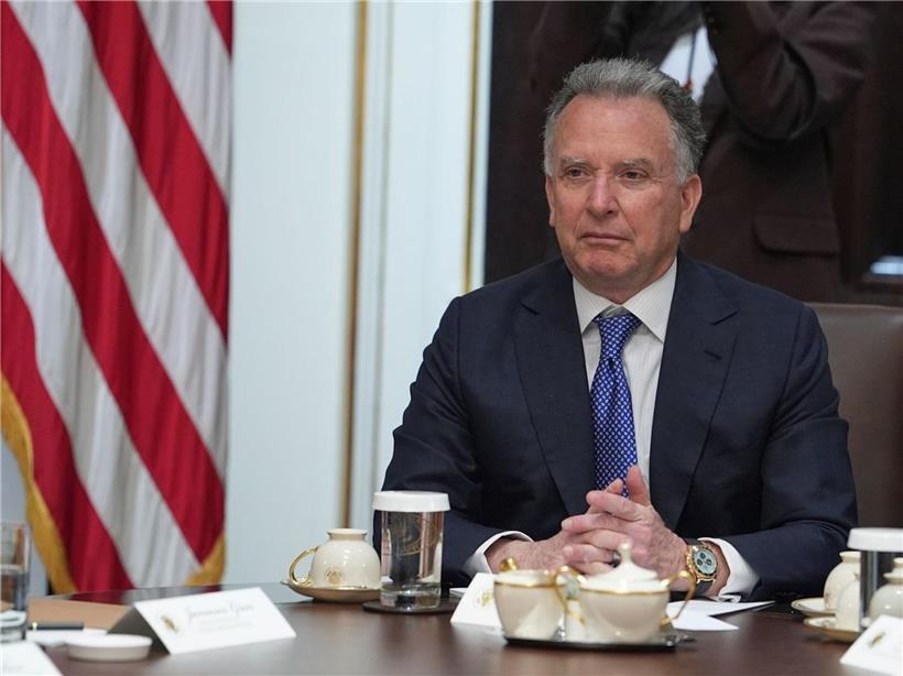Steve Witkoff, US-Sondergesandter, hört während Kabinettssitzung im Weißen Haus aufmerksam zu