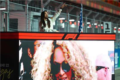 Der US-amerikanische DJ und Produzent Steve Aoki tritt vor dem Start des Formel-1-Grand-Prix von Las Vegas auf
