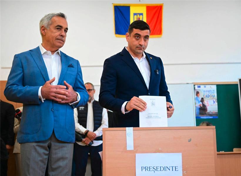 Der Ultranationalist George Simion (r.) mit dem ehemaligen Präsidentschaftskandidaten Calin Georgescu bei der Stimmabgabe

