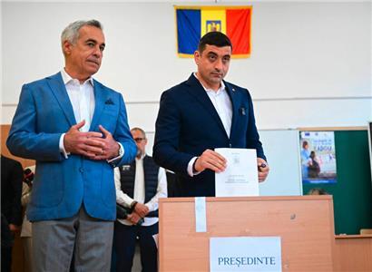 Der Ultranationalist George Simion (r.) mit dem ehemaligen Präsidentschaftskandidaten Calin Georgescu bei der Stimmabgabe
