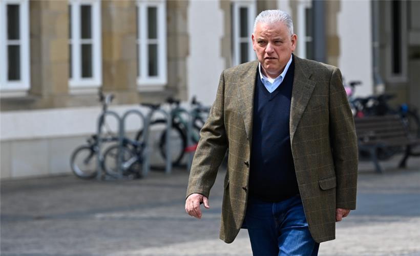 Der Unternehmer Flavio Becca im Frühjahr 2022 auf dem Weg zum Gerichtstermin
