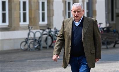 Der Unternehmer Flavio Becca im Frühjahr 2022 auf dem Weg zum Gerichtstermin
