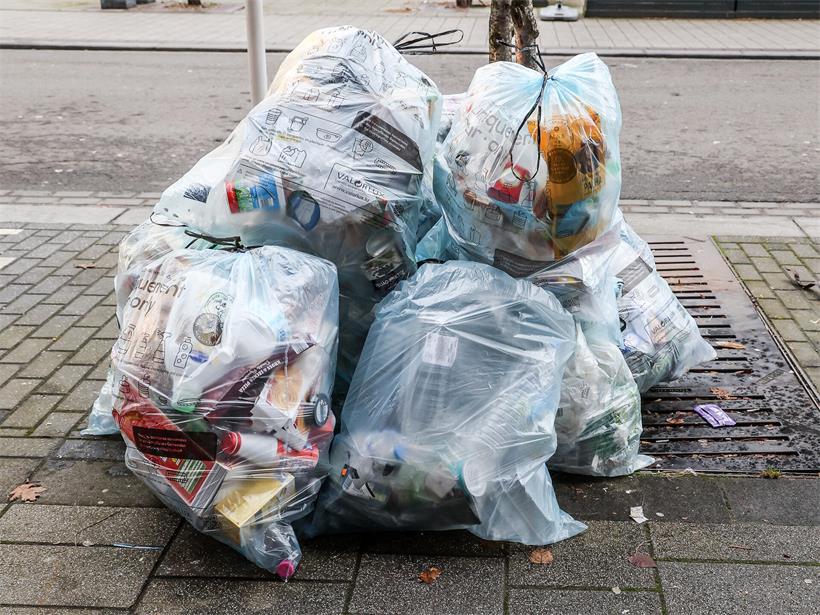 Der Valorlux-Müll der Nachbarn liegt schon seit Wochen vor der Tür. Mit dem Kinderwagen ist kein Durchkommen mehr auf dem Bürgersteig. Doch der Nachbar zeigt sich gesprächsresistent.