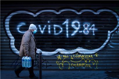 Der Vergleich mit George Orwells „1984“ hinkt zwar etwas, dennoch fühlt sich die Zeit des Lockdowns so an. Doch man weiß, dass die gegenwärtigen Maßnahmen nicht von einem totalitären Regime in Kraft gesetzt wurden, sondern von einer Regierung, die unter Umständen schneller Geschichte sein könnte als das Coronavirus.

