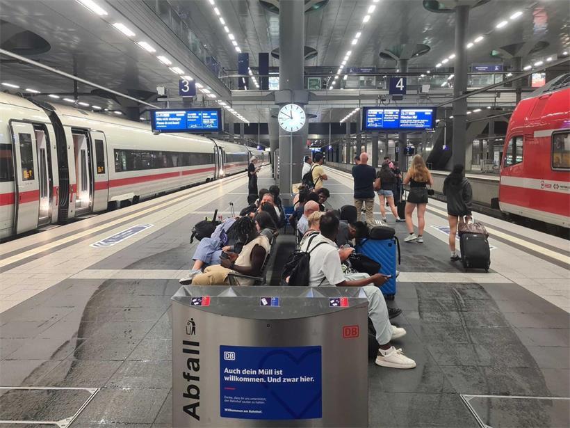 Der Verkehr der Deutschen Bahn war wegen einer Funkstörung bundesweit eingestellt