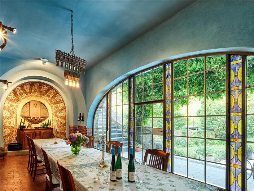 Verkostungsraum in der Villa Huesgan mit elegantem Interieur und Weinproben im deutschen Weingut