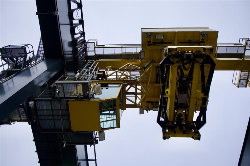 Der Verladekran von unten