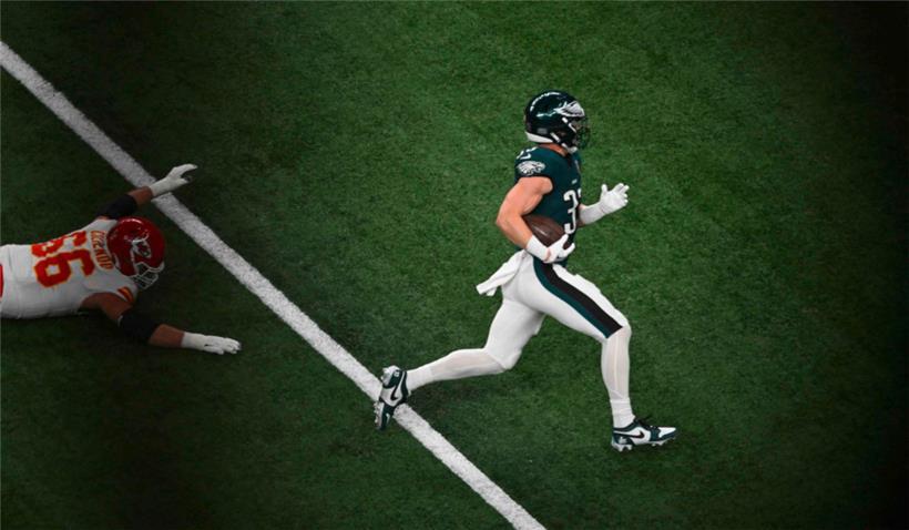 Der Verteidiger der Philadelphia Eagles, Cooper DeJean, erzielt durch eine Interception einen Touchdown während des Super Bowl LIX
