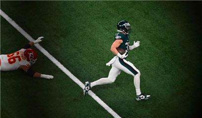 Der Verteidiger der Philadelphia Eagles, Cooper DeJean, erzielt durch eine Interception einen Touchdown während des Super Bowl LIX
