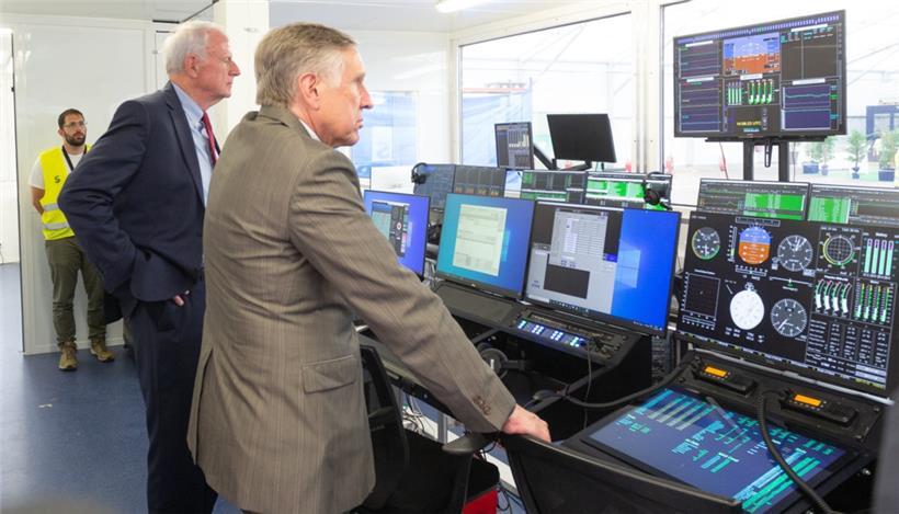 Der Verteidigungsminister und der US-Botschafter befinden sich im Kontrollraum, ...