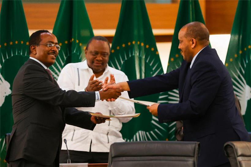 Der Vertreter der äthiopischen Regierung, Redwan Hussien Rameto (l.), und Getachew Reda (r.), Vertreter der Volksbefreiungsfront von Tigray (TPLF), reichen sich nach der Unterzeichnung des Abkommens die Hände
