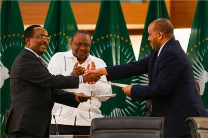 Der Vertreter der äthiopischen Regierung, Redwan Hussien Rameto (l.), und Getachew Reda (r.), Vertreter der Volksbefreiungsfront von Tigray (TPLF), reichen sich nach der Unterzeichnung des Abkommens die Hände

