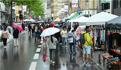 Vide-Grenier Flohmarkt am Sonntag in der Avenue de la Gare mit Ständen und Besuchern bei sonnigem Wetter