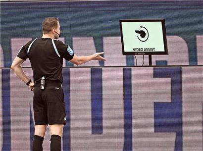 Der Videoassistent wird bei der Weltmeisterschaft auch wieder zum Einsatz kommen
