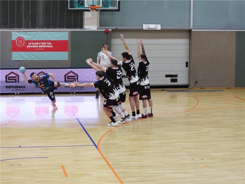 Fränky Hippert (HBD) beim präzisen Vier-Sekunden-Freiwurf im Basketballspiel