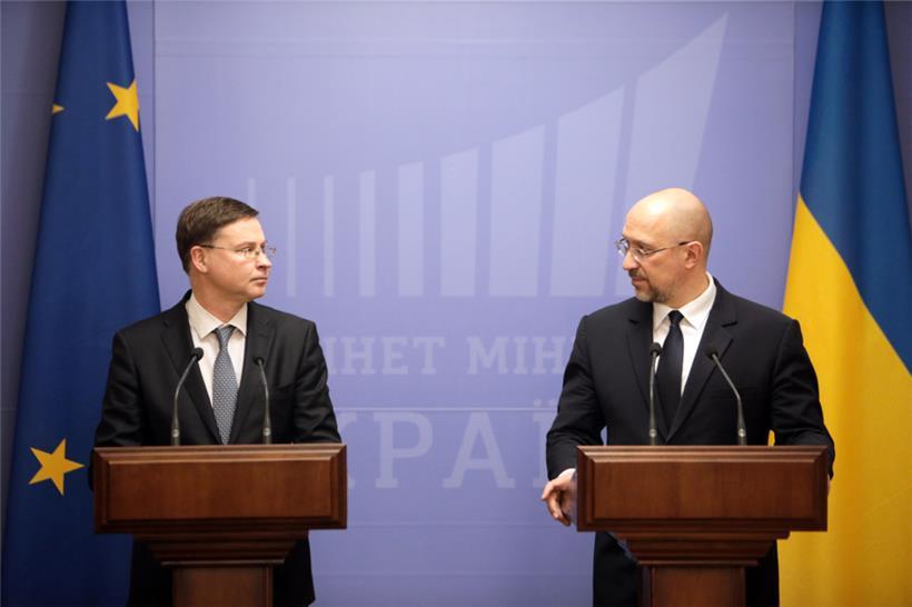 Der Vizepräsident der Europäischen Kommission, Valdis Dombrovskis (l.), war einer von mehreren Europapolitikern, die gestern in Kiew vom ukrainischen Premierminister Denys Shmyhal empfangen wurden

