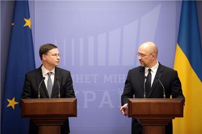 Der Vizepräsident der Europäischen Kommission, Valdis Dombrovskis (l.), war einer von mehreren Europapolitikern, die gestern in Kiew vom ukrainischen Premierminister Denys Shmyhal empfangen wurden
