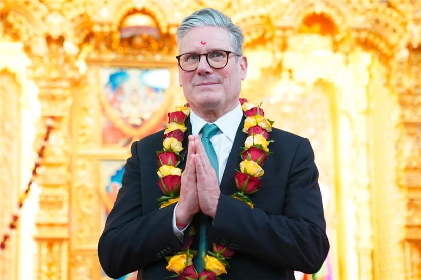 Der Vorsitzende der Labour-Partei, Keir Starmer, beim Besuch des Shree Swaminarayan Mandir Kingsbury während seiner Wahlkampftour. Dem ernsten, betont vorsichtigen Starmer scheint die Selbstzerfleischung der Tories zum Vorteil zu gereichen.
