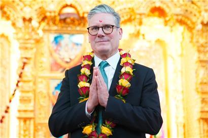 Der Vorsitzende der Labour-Partei, Keir Starmer, beim Besuch des Shree Swaminarayan Mandir Kingsbury während seiner Wahlkampftour. Dem ernsten, betont vorsichtigen Starmer scheint die Selbstzerfleischung der Tories zum Vorteil zu gereichen.

