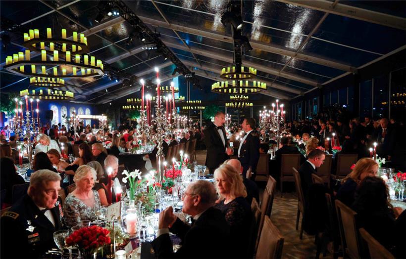 Der Vorsitzende der Vereinigten Stabschefs, General Mark A. Milley, und andere nehmen an einem Staatsdinner für den französischen Präsidenten Emmanuel Macron auf dem South Lawn des Weißen Hauses am 1. Dezember 2022 in Washington, DC, teil

