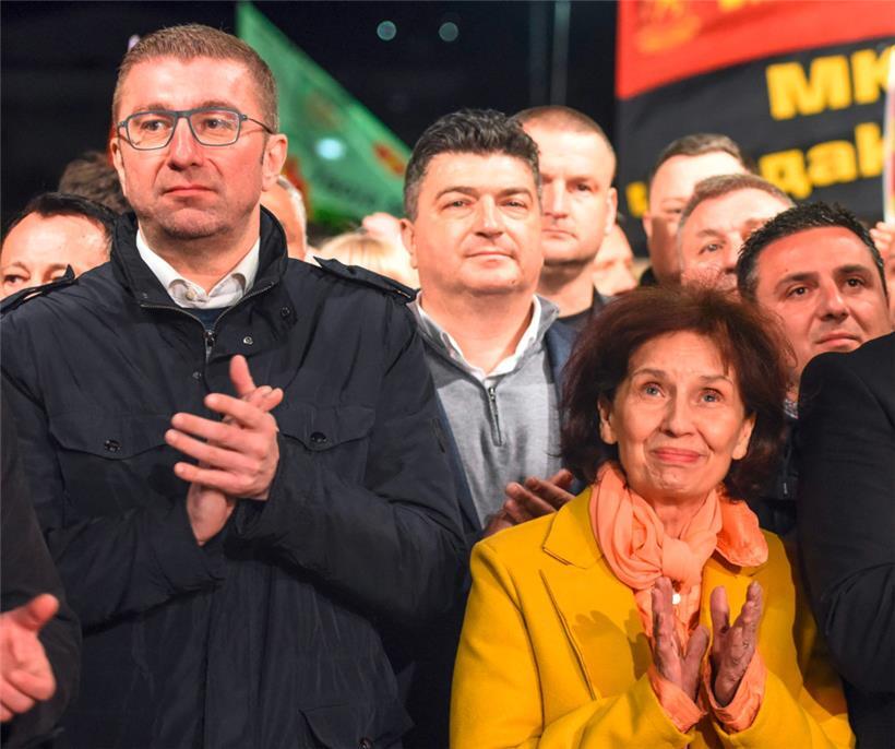 Der Vorsitzende der größten Oppositionspartei VMRO DPMNE, Hristijan Mickoski (l.) und die von ihm unterstützte Präsidentschaftskandidatin Gordana Siljanovska Davkova (r.) während einer Wahlkampfveranstaltung in Shtip 
