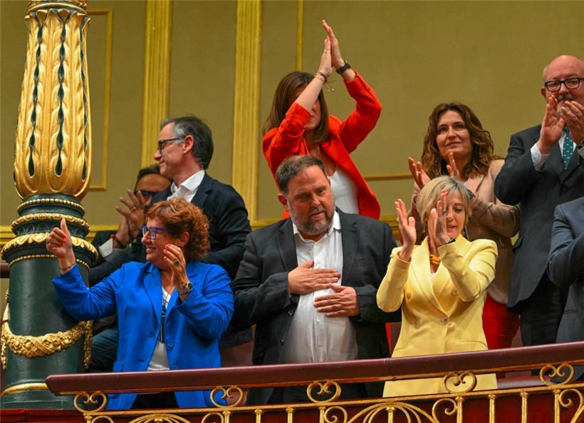 Der Vorsitzende der katalanischen Separatistenpartei, Oriol Junqueras, gestikuliert nach der endgültigen Verabschiedung des Amnestiegesetzes für katalanische Separatisten während einer Plenarsitzung des Kongresses in Madrid
