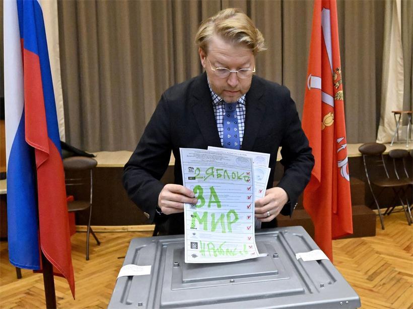Der Vorsitzende der russischen Partei Jabloko, Nikolay Rybakow, wählt unter Protest: „Für Frieden“, hat er auf den Wahlzettel geschrieben
