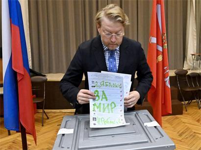 Der Vorsitzende der russischen Partei Jabloko, Nikolay Rybakow, wählt unter Protest: „Für Frieden“, hat er auf den Wahlzettel geschrieben