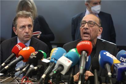 Der Vorsitzende der spanischen Bischofkonferenz, Kardinal Juan José Omella (r.), kündigt auf einer Pressekonferenz in Madrid eine unabhängige Prüfung der Vorwürfe des sexuellen Missbrauchs in der spanischen katholischen Kirche an
