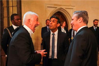 Der Vorsitzende des Unterhauses, Lindsay Hoyle, im Gespräch mit Premier Rishi Sunak und Oppositionsführer Keir Starmer: Keiner von beiden bringt die Wähler auf der Insel in Wallung
