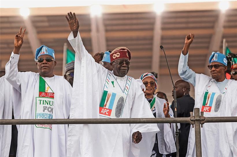 Der Vorsitzende und Präsidentschaftskandidat der All Progressive Congress (APC), Bola Tinubu (Mitte), und Nigerias Präsident Muhammadu Buhari (r.) während einer Wahlkampfveranstaltung im Teslim-Balogun-Stadion in Lagos

