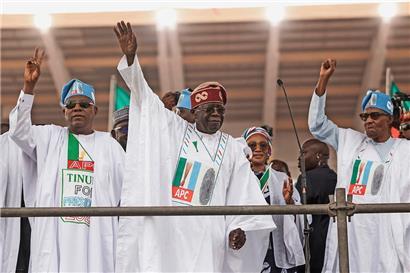 Der Vorsitzende und Präsidentschaftskandidat der All Progressive Congress (APC), Bola Tinubu (Mitte), und Nigerias Präsident Muhammadu Buhari (r.) während einer Wahlkampfveranstaltung im Teslim-Balogun-Stadion in Lagos
