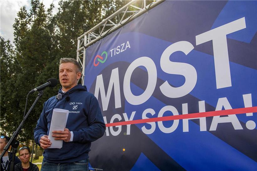Peter Magyar, Vorsitzender der Partei „Respekt und Freiheit“, beim Wahlkampf in ländlicher Region, Orban-Machtbasis