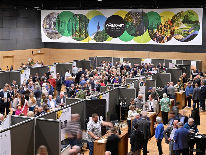 Wäimoart in Grevenmacher mit Menschenmenge, beliebter Markt und regionales Event in Luxemburg