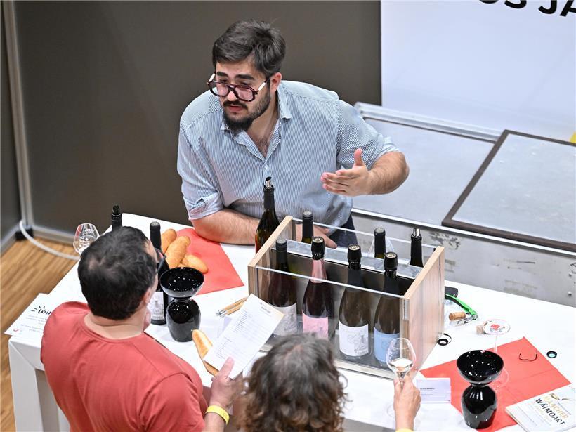 Winzer im Gespräch mit Kunden auf dem Wäimoart – regionale Weine und persönlicher Austausch beim Winzer-Event
