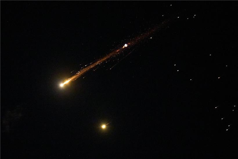 Waffenstillstand im Iran-Krieg gefährdet, Soldaten überwachen unsichere Friedensverhandlungen im Nahost-Konflikt