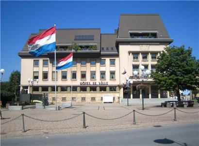 Der Wahlflüsterer unterwegs: Wer wohl mit wem die Macht im Rathaus in Schifflingen übernimmt oder behält? „déi gréng“ lassen sich offenbar alle Möglichkeiten offen.
