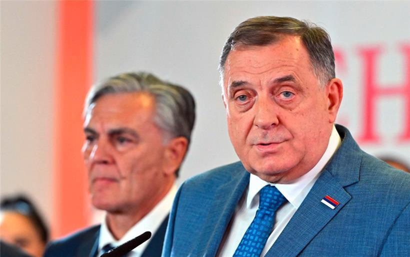 Der Wahlgewinner Sinisa Karan (l.) und sein Chef, der SNSD-Vorsitzende und bosnische Serbenführer Milorad Dodik
