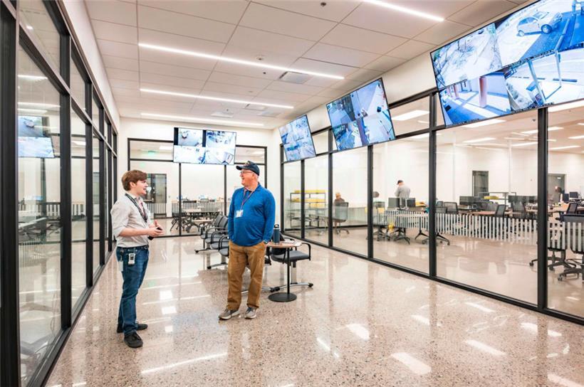 Der Wahlhelfer Garrett Glover (l.) scheint den 72-jährigen Republikaner Tim Vendettuoli davon überzeugt zu haben, dass die Wahlen auch jetzt nicht manipuliert werden
