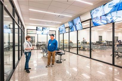 Der Wahlhelfer Garrett Glover (l.) scheint den 72-jährigen Republikaner Tim Vendettuoli davon überzeugt zu haben, dass die Wahlen auch jetzt nicht manipuliert werden
