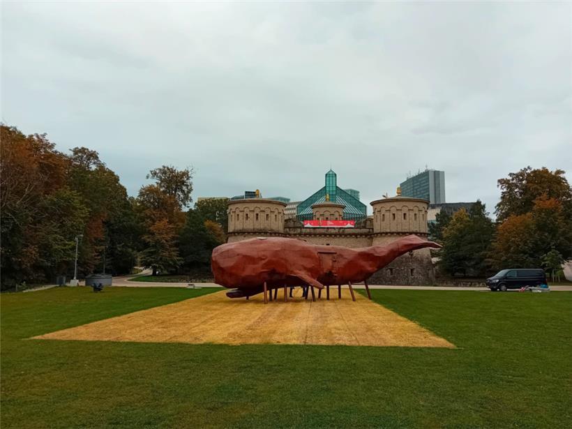 „Der Wal“: eine monumentale Skulptur aus dem Jahr 2022
