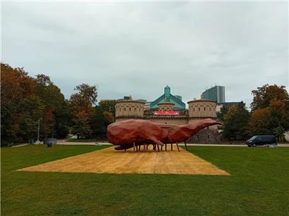 „Der Wal“: eine monumentale Skulptur aus dem Jahr 2022
