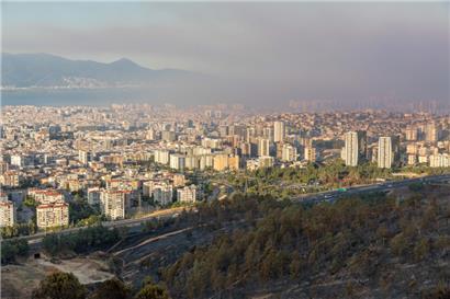 Der Waldbrand, der auf dem Yamanlar-Berg im Karsiyaka-Bezirk von Izmir, der drittgrößten Stadt der Türkei, ausgebrochen war, hat durch dichten Rauch Einfluss auf den Alltag der Stadt
