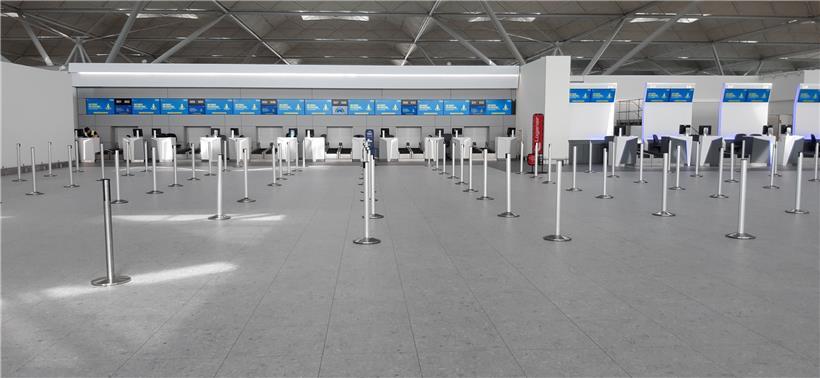 Der Wartebereich vor Check-in-Schaltern am Flughafen Stansted in Essex ist menschenleer
