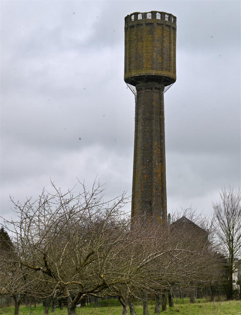 Der Wasserturm in Hellingen, das Wahrzeichen der Gemeinde und anerkanntes Indust...