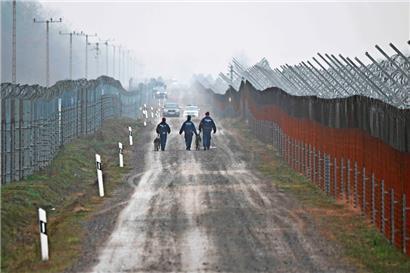 „Der Weg ist schwer, sehr schwer“: 70 Prozent der Flüchtlinge, die durch Serbien ziehen, stammen aus Afghanistan oder Syrien – an der Grenze zu Ungarn warten Zäune und Polizisten auf sie
