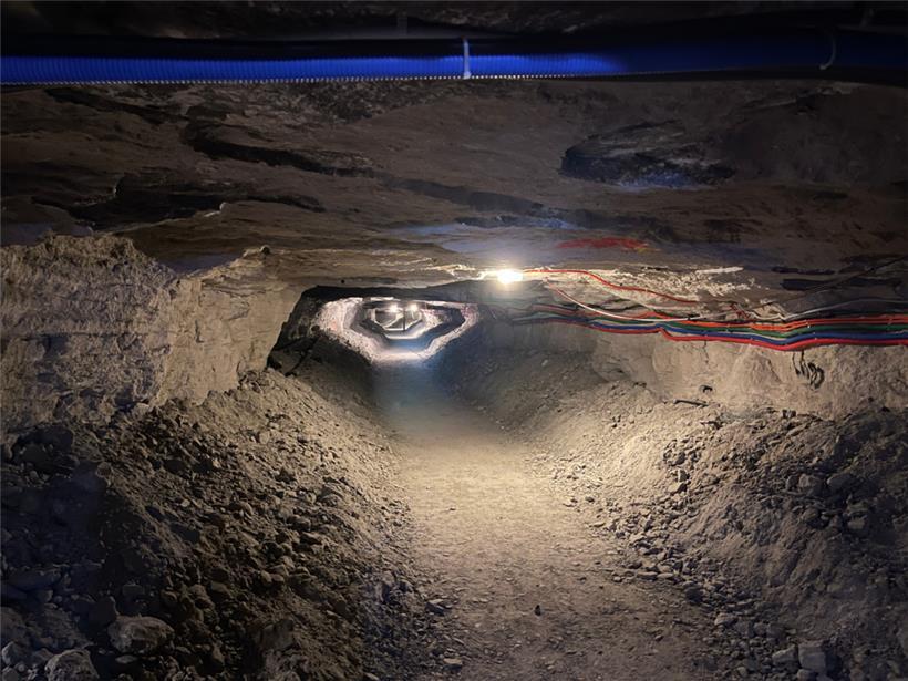 Der Weg zum Laboratorium führt durch die alten Gipsstollen
