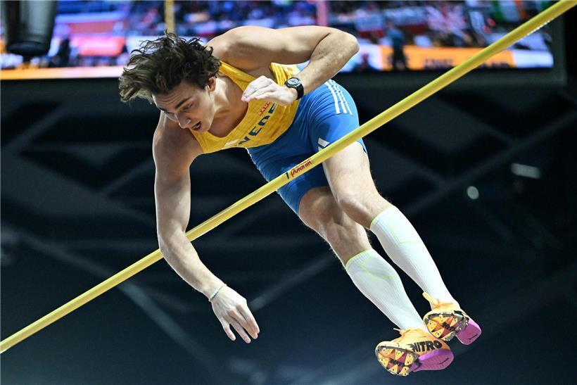 Armand Duplantis beim Stabhochsprung mit Weltrekordhöhe von 6,31 Metern im Freien Stadion