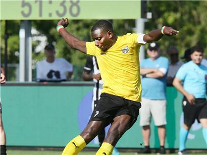 Fine Bop, Wiltzer Neuzugang, entspannt sich glücklich im neuen Teamumfeld beim Training